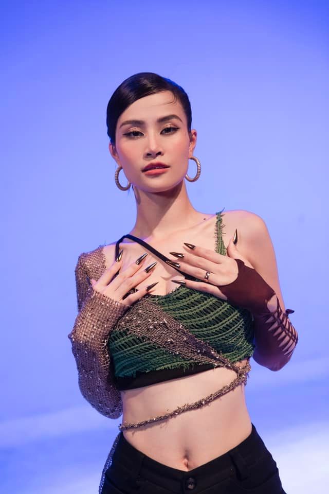 Công ty giải trí của Đông Nhi có động thái tránh cơn bão dư luận sau bức tâm thư trách móc fan Bức tâm thư gửi FC của Đông Nhi khiến sự việc lùm xùm giữa nữ ca sĩ và fan đẩy lên cao trào.