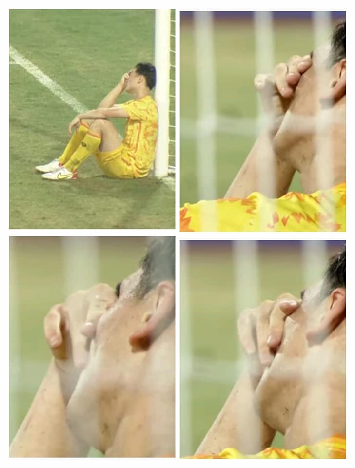Một cầu thủ Thái Lan đã lặng lẽ ra 1 góc khung thành ngồi khóc.