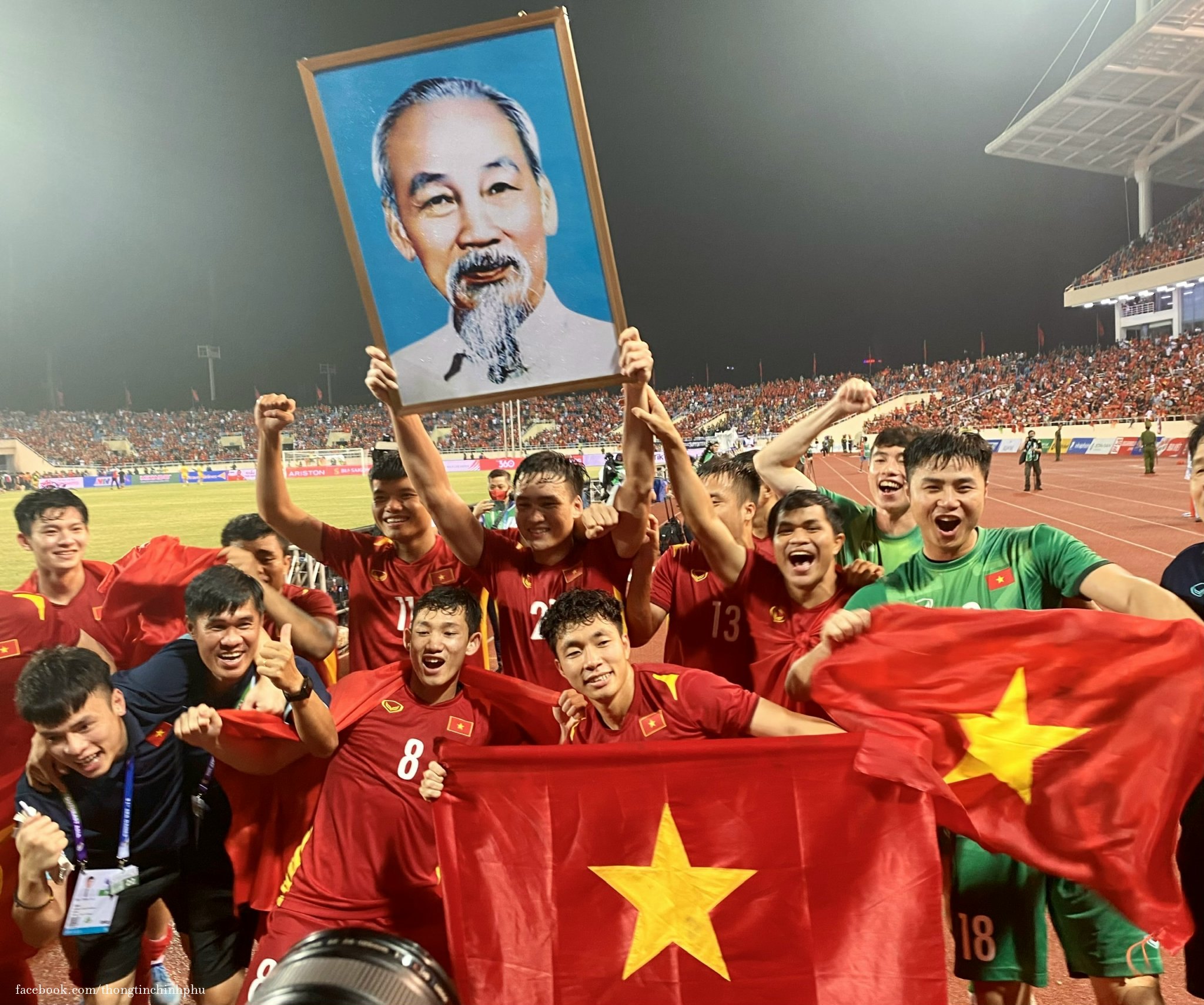 Cầu thủ Thái Lan đến khung thành bị Việt Nam phá thủng lưới ngồi khóc một mình