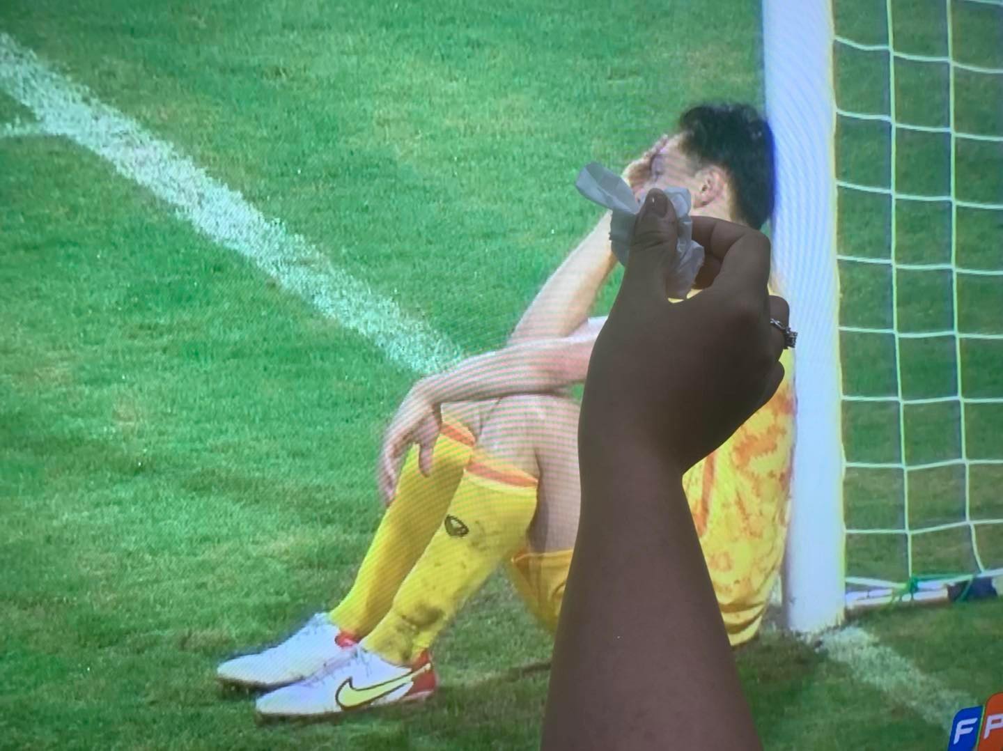 Cầu thủ Thái Lan đến khung thành bị Việt Nam phá thủng lưới ngồi khóc một mình