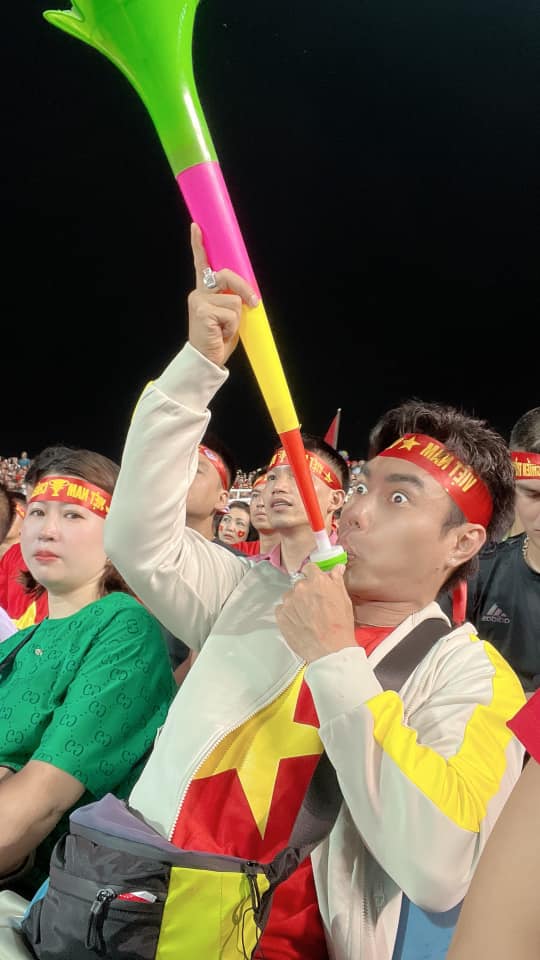 Dương Lâm đã góp 1 phần không nhỏ trong việc tạo lửa trên khán giả cổ vũ U23 Việt Nam thi đấu.