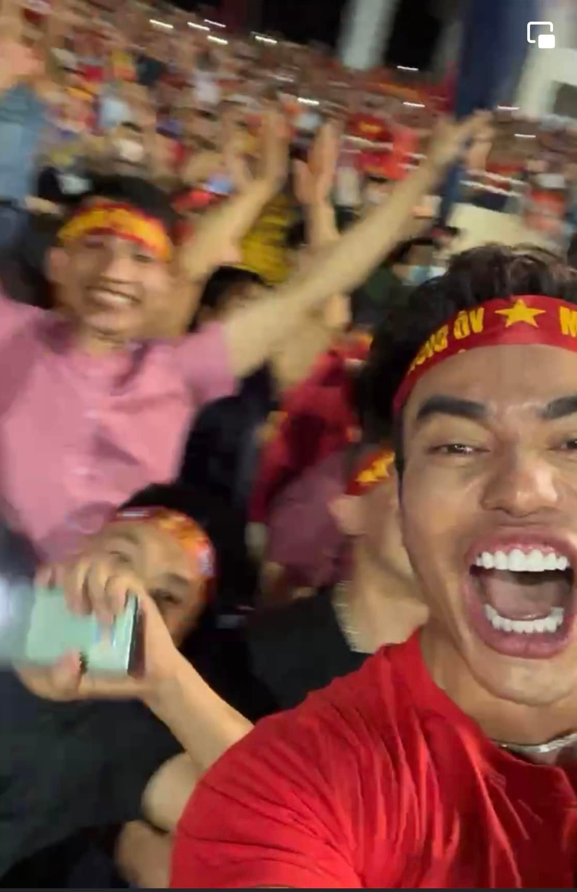 Cười ngất vì chiếc miệng size XXL của Lê Dương Bảo Lâm phát huy tác dụng khi đi cổ vũ bóng đá - ảnh 4