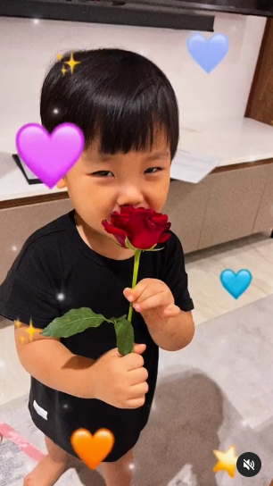 Bé Bo tặng hoa mừng sinh nhật Hòa Minzy, lời nhắn yêu thương gửi mẹ khiến fan rụng tim