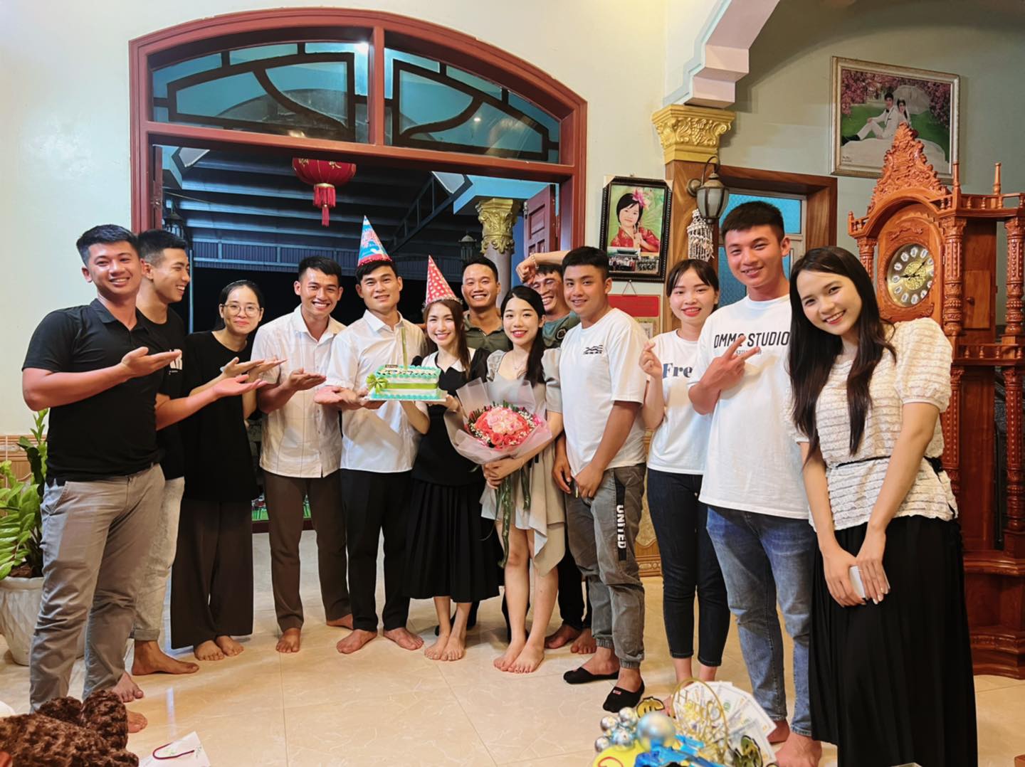 Hòa Minzy được đồng đội trong 'Sao nhập ngũ' tổ chức sinh nhật tại quê nhà.