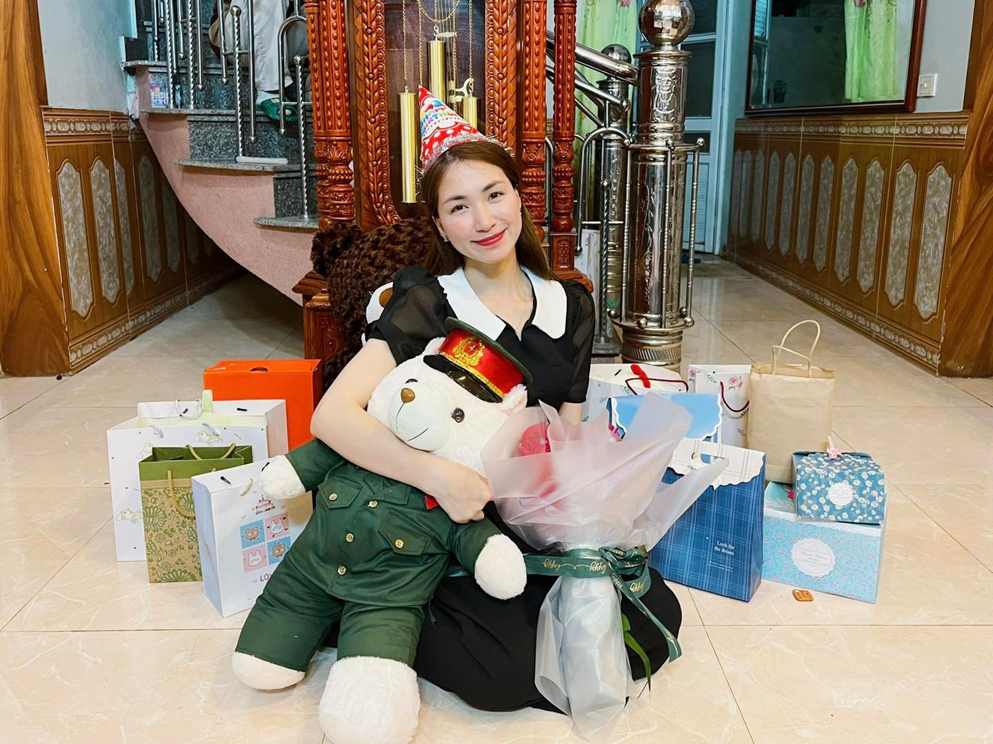 Hòa Minzy được đồng đội trong Sao nhập ngũ tổ chức sinh nhật ấm cúng  tại quê nhà