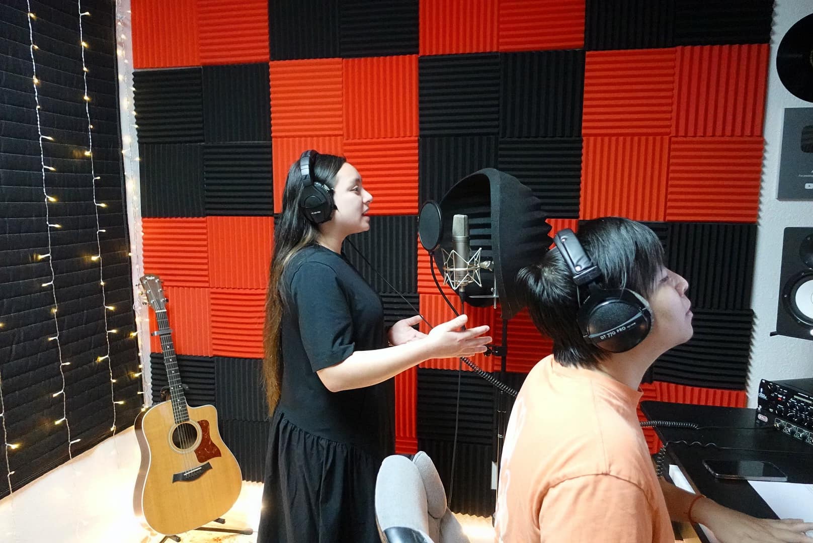 Cô tới phòng thu của nhạc sĩ Anh Khang để thu âm bài hát tặng mẹ.
