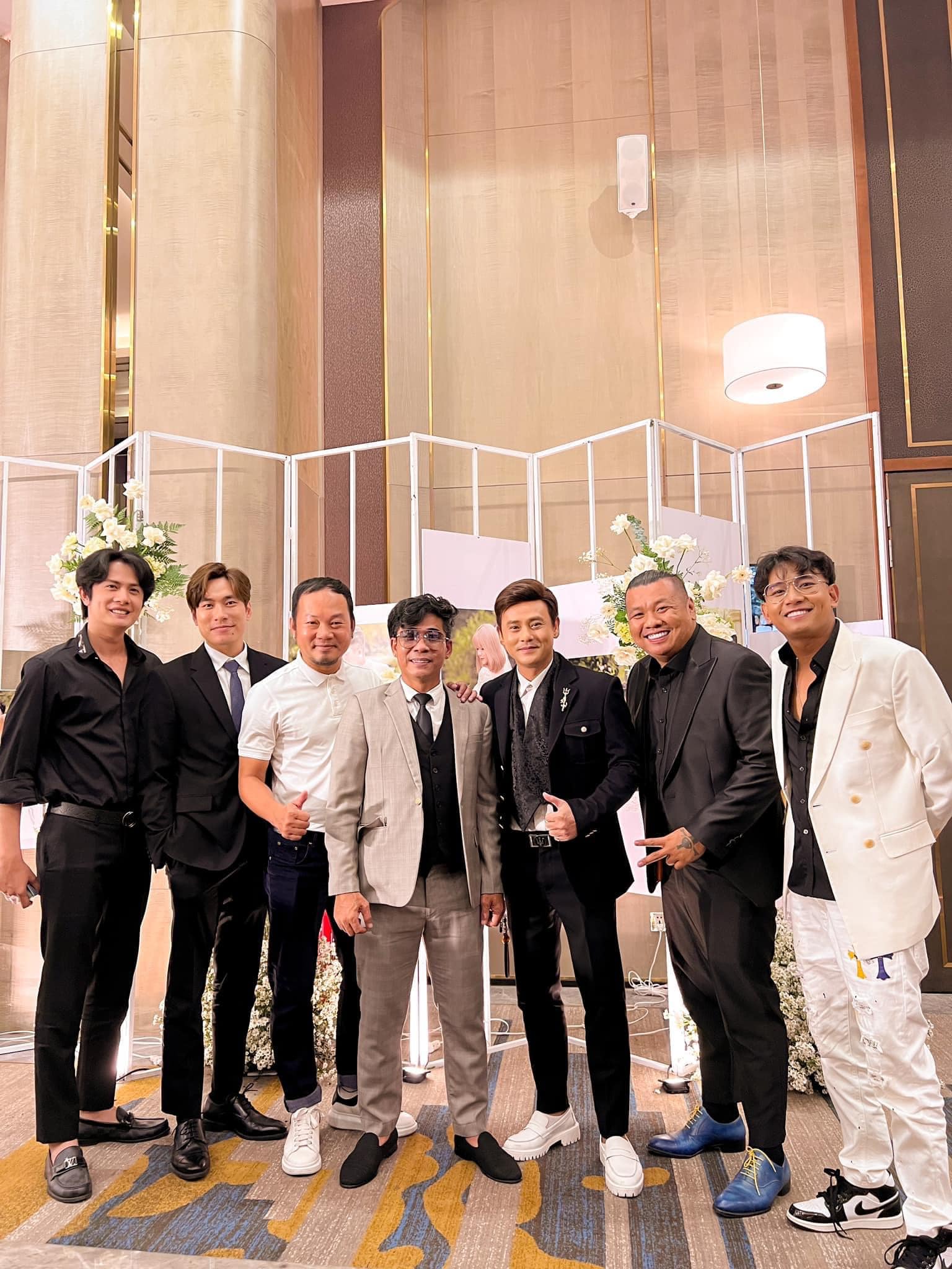 Kiều Minh Tuấn bảnh bao tại đám cưới Mạc Văn Khoa, cạnh tranh vị trí Lee Min Ho với Lê Dương Bảo Lâm!
