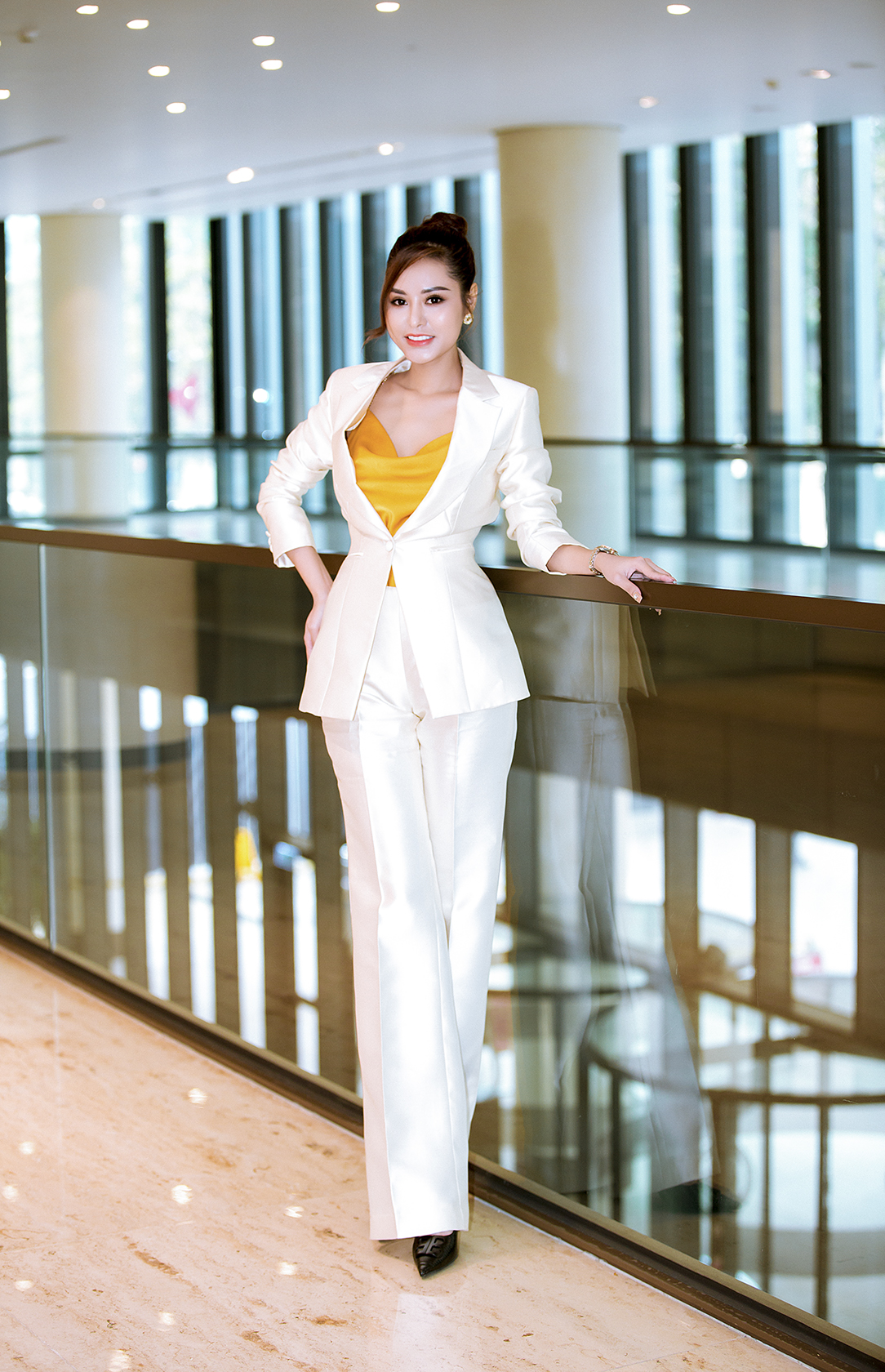 Hoa hậu Di Khả Hân đầu tư đồ hiệu tiền tỷ trong ngày lên chức giám đốc - ảnh 2