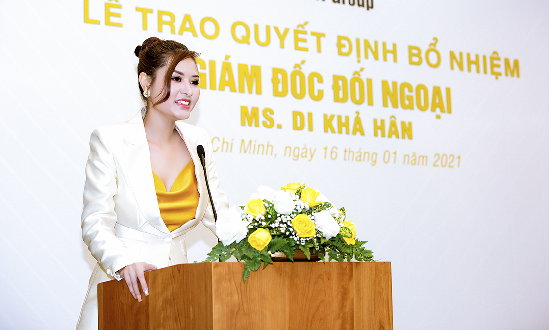 Hoa hậu Di Khả Hân đầu tư đồ hiệu tiền tỷ trong ngày lên chức giám đốc - ảnh 1