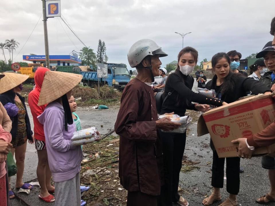 Nhìn lại hành trình 1 năm ca sĩ Thuỷ Tiên kêu gọi cứu trợ lũ lụt miền Trung - ảnh 3