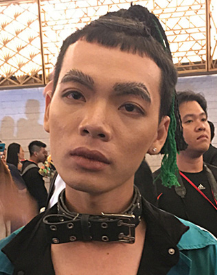Chàng stylist “lông mày lá dừa” gốc biên giới Hà Tiên từng gây xôn xao CĐM lột xác khó nhận ra tại VIFW 2020 Chàng stylist “lông mày lá dừa” gốc biên giới Hà Tiên từng gây xôn xao CĐM lột xác khó nhận ra tại VIFW 2020