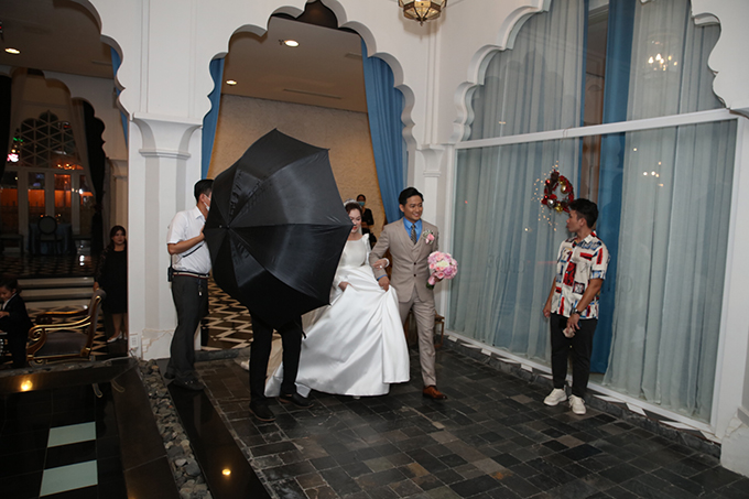 Sao Việt và những lễ cưới được che chắn cẩn thận bằng ô