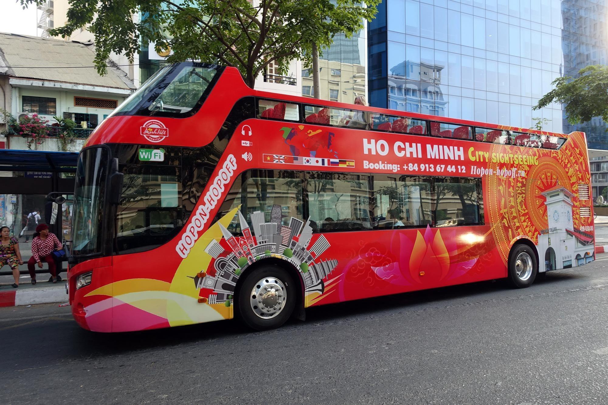 Xe buýt được thiết kế gồm 2 tone màu đỏ - vàng cùng họa tiết trống đồng mang đậm văn hóa Việt Nam 