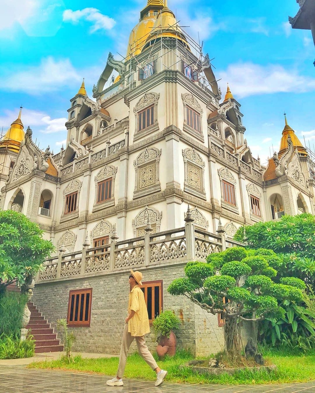 Những tấm hình sống ảo chất lượng được chụp với background chùa Bửu Long