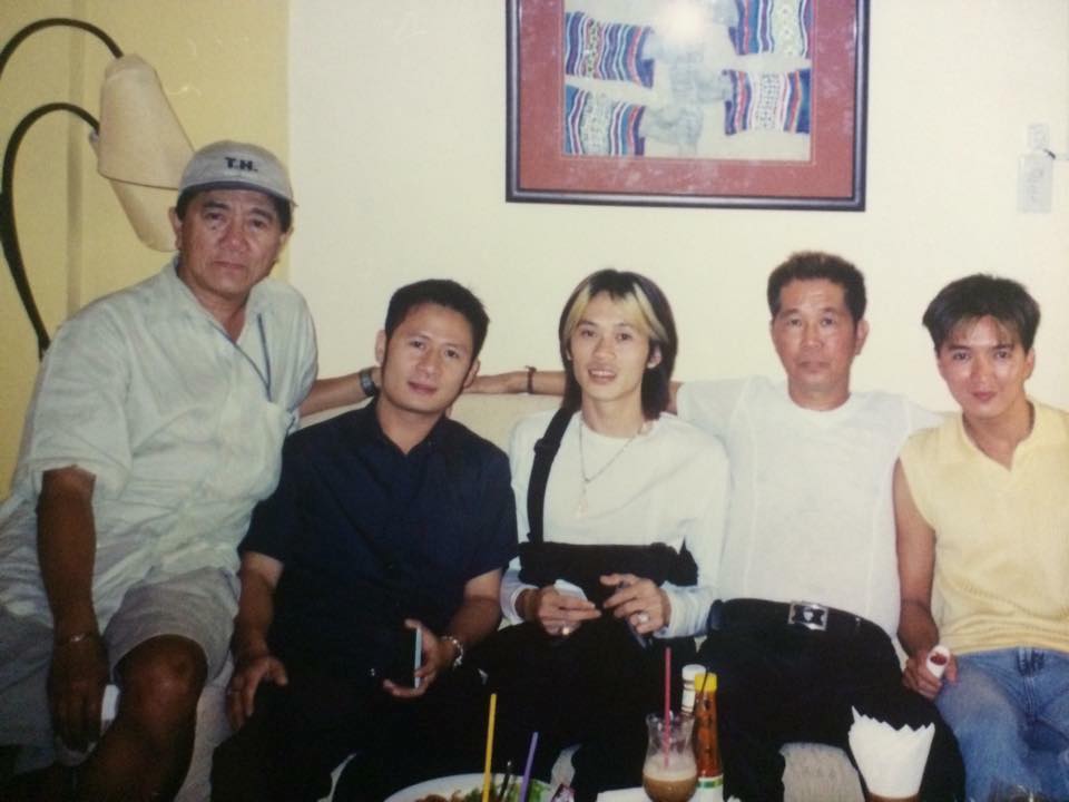 Anh Hùng chụp cùng nghệ sĩ Hoài Linh, Đàm Vĩnh Hưng, Bằng Kiều và các nghệ sĩ hải ngoại khi còn trẻ