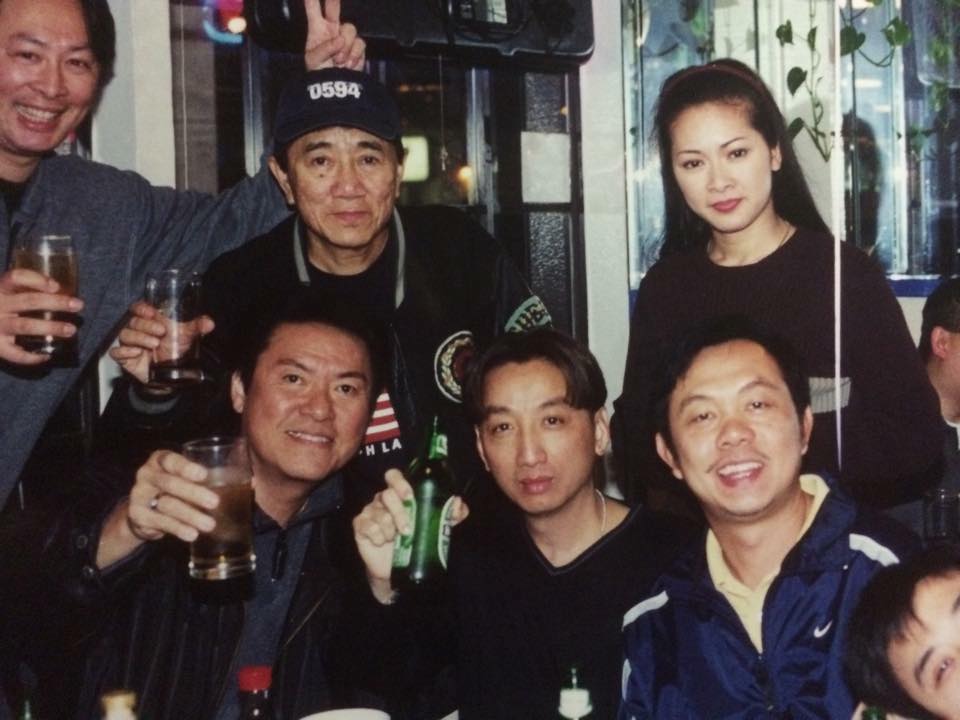 Anh Hùng (người thứ 2 hàng trên từ trái qua) - người bạn thân thiết của cố nghệ sĩ Chí Tài và nhiều người nổi tiếng khác đã qua đời vào sáng ngày 5/1 (theo giờ Việt Nam) vì mắc bệnh Covid-19