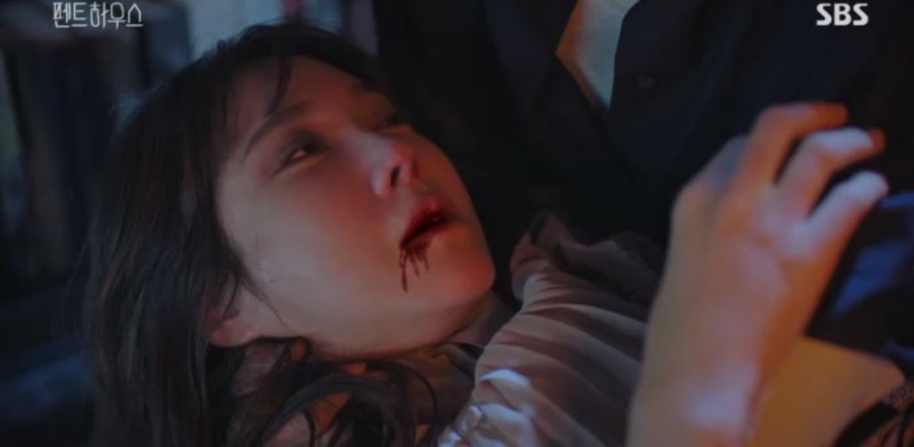 Bà cả Su Ryeon (Lee Ji Ah) trong phân cảnh cuối tập 20 đã bất ngờ bị kẻ gian đâm lén