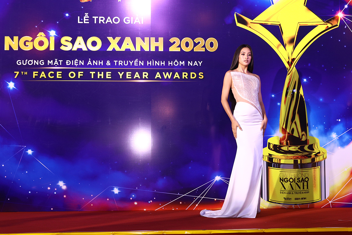 Hoa hậu Trần Tiểu Vy vẫn trung thành với phong cách nhẹ nhàng, dịu dàng trong bộ váy dài xẻ cao đùi