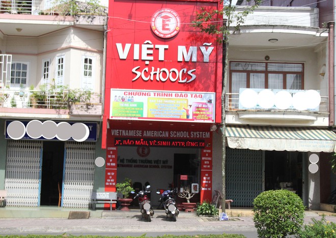 Trung tâm Ngoại ngữ Việt Mỹ do bị cáo Duy làm 'hiệu trưởng' đã cấp bằng, chứng chỉ cho hơn 535 học viên từ khi thành lập đến nay dù rằng những tấm bằng đó không có hiệu lực pháp lý