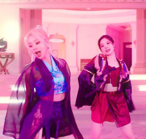 Hai cô nàng rapper nhà TWICE xuất hiện với trang phục Hanbok cách tân trong MV mới phát hành