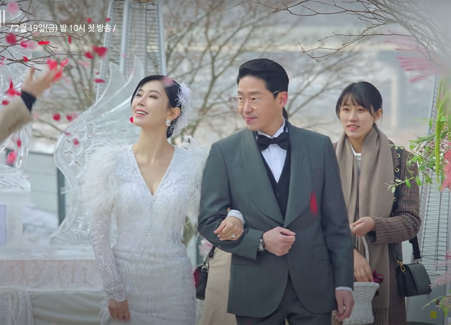 Mở đầu trailer là cảnh cầu hôn và đám cưới của cặp đôi ngoại tình Joo Dan Tae và Cheon Seo Jin