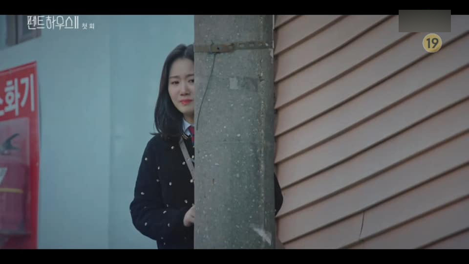 Khi trở lại trường, Bae Ro Na gánh trên vai cái danh 'con gái tội phạm' khiến cô bé càng bị bạn bè bắt nạt nhiều hơn. Duy chỉ có Je Ni là thương cảm cho cô bạn