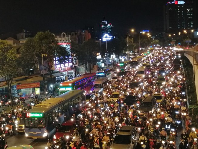 Mọi người dân đều đổ ra đường vào ngày lễ 8/3 khiến tình trạng giao thông tắc nghẽn nghiêm trọng