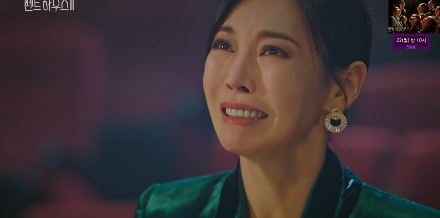 Penthouse 2 tập 7: Cô giáo Cheon quỳ gối xin lỗi Yoon Hee, thân phận bí ẩn của “chị đẹp” Su Ryeon?