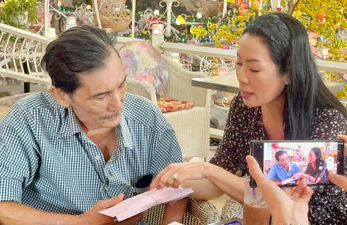 Trịnh Kim Chi giữ lời hứa, làm thủ tục mua bảo hiểm cho con gái Thương Tín, ấm lòng trước món quà quê
