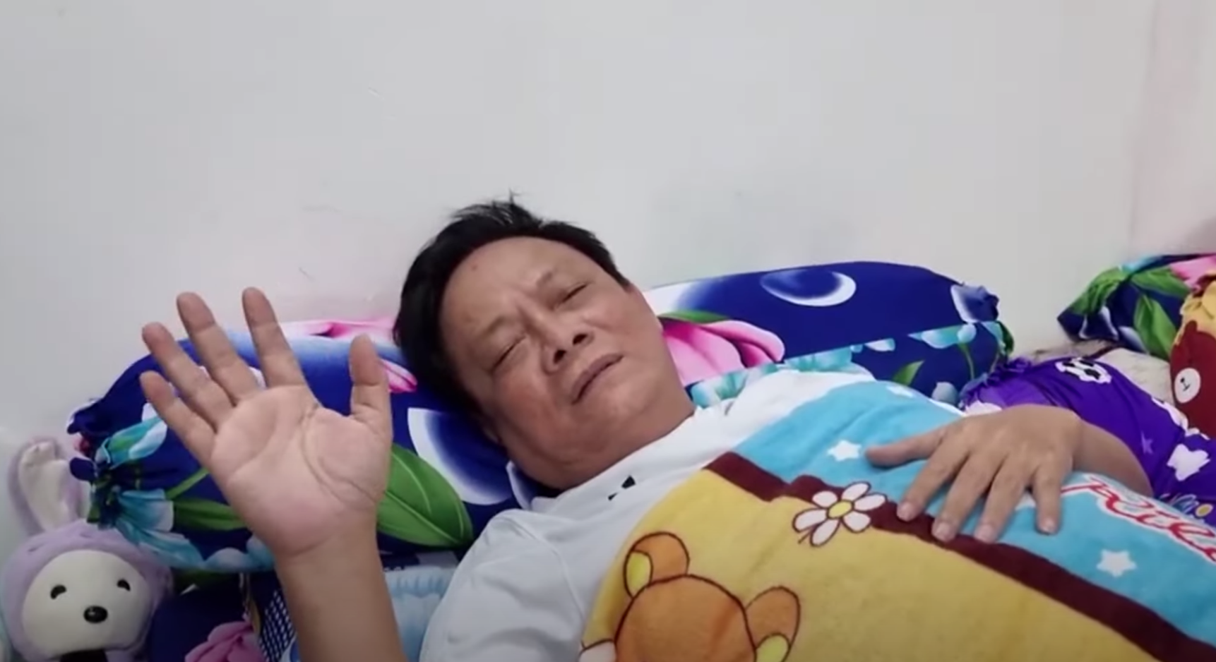 Nghệ sĩ Tấn Hoàng ngất trên máy bay, xin bác sĩ xuất viện về nhà vì sợ không lo nổi tiền viện phí Nghệ sĩ Tấn Hoàng ngất trên máy bay, xin bác sĩ xuất viện về nhà vì sợ không lo nổi tiền viện phí - ảnh 4