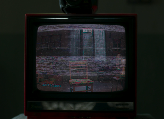 Chiếc TV cũ là cầu nối hai chiều không gian của Trang và bé Phong
