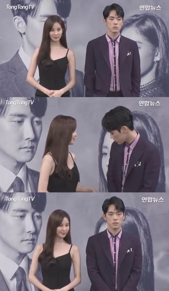 Trong họp báo ra mắt phim, Kim Jung Hyun thẳng thừng từ chối đề nghị tương tác của Seohyun với thái độ gây bức xúc