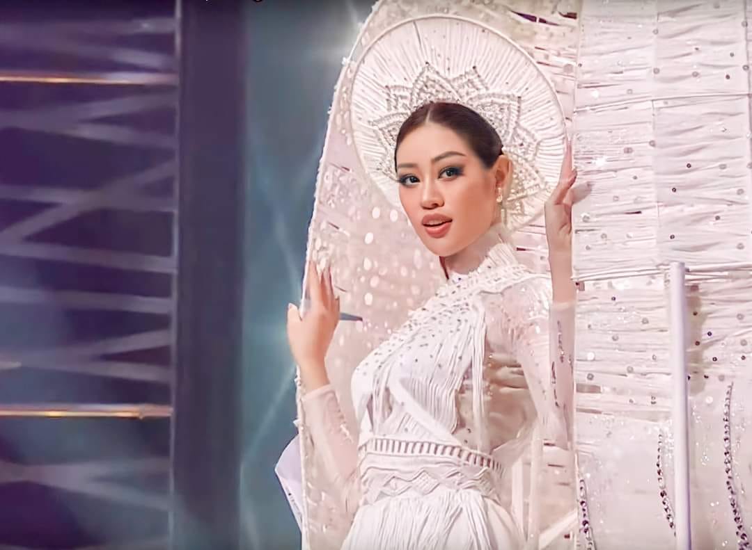 “Dở khóc dở cười” phần thi Quốc Phục tại Miss Universe 2020: Đại diện Campuchia như “cô dâu 8 tuổi”, người đẹp Malaysia đi vào nhà rồi biến mất?