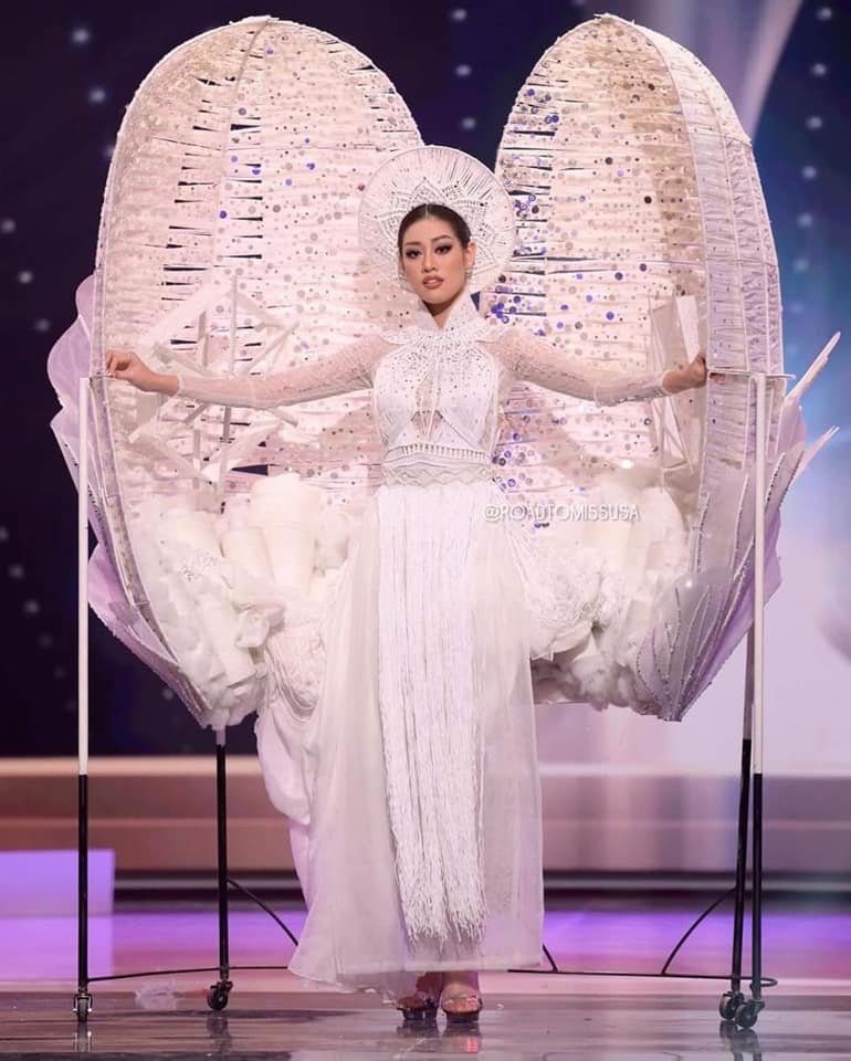 “Dở khóc dở cười” phần thi Quốc Phục tại Miss Universe 2020: Đại diện Campuchia như “cô dâu 8 tuổi”, người đẹp Malaysia đi vào nhà rồi biến mất?