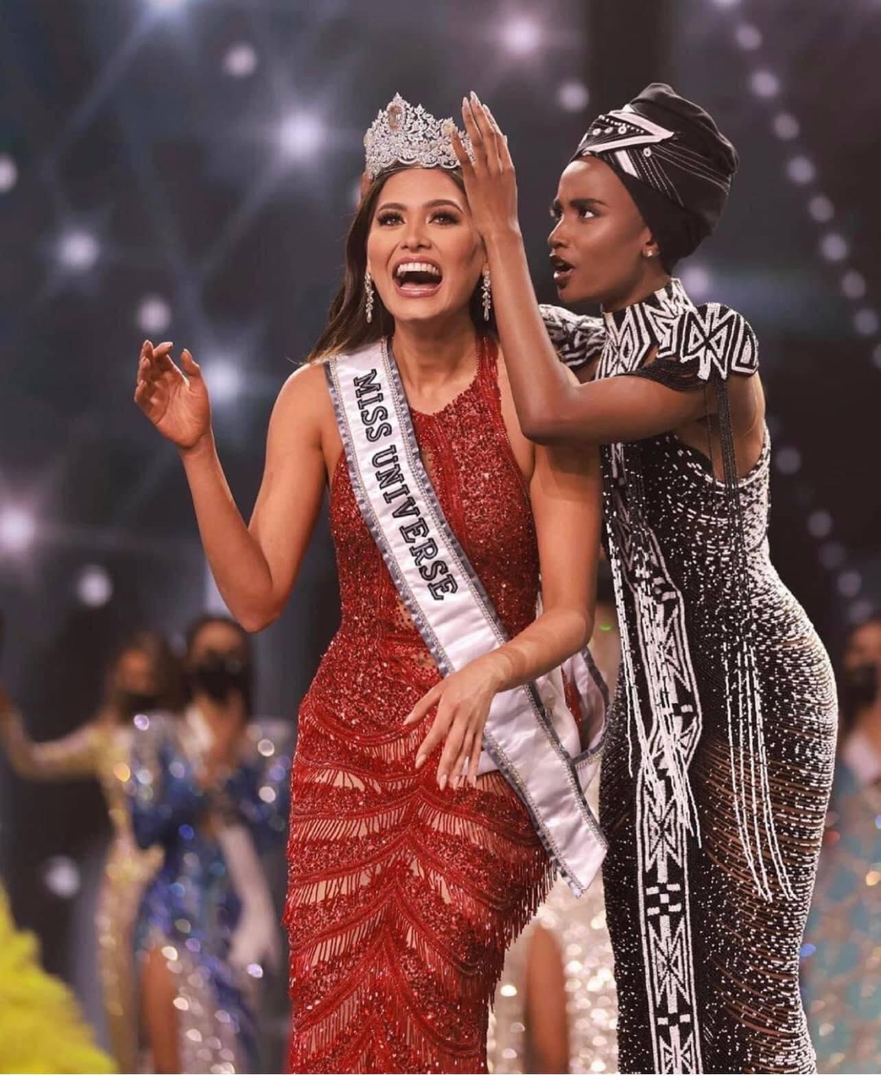 Cô nhận vương miện từ Zozibini Tunzi - Miss Universe 2019.