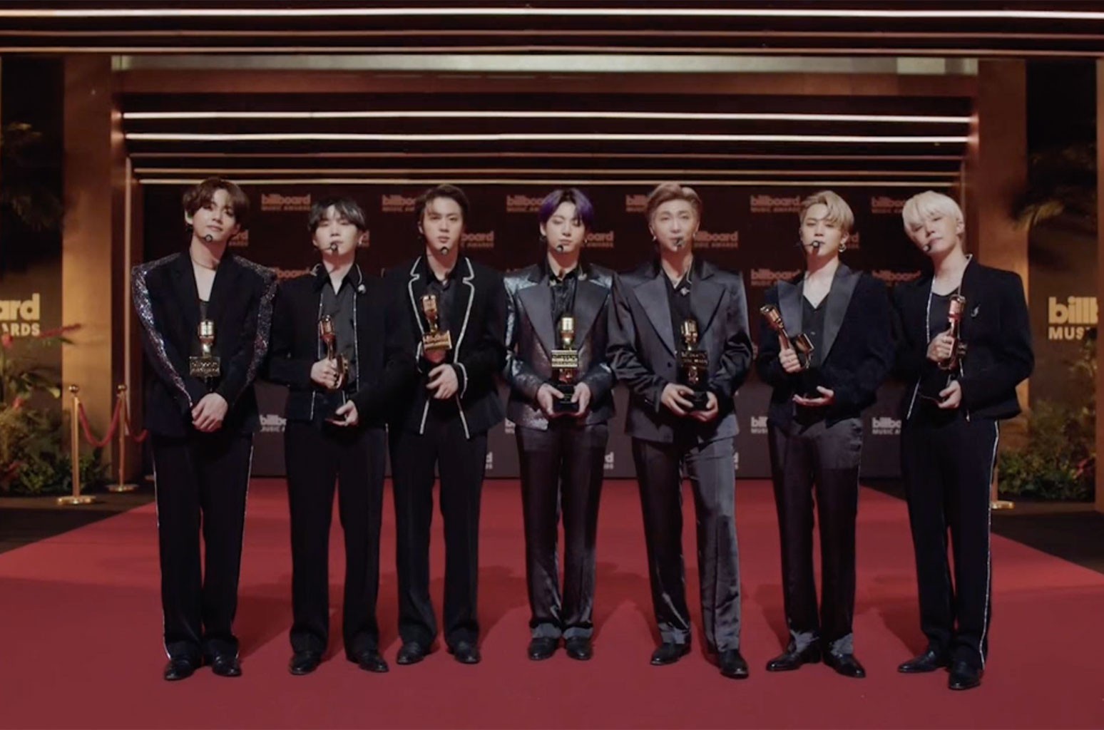 BTS xác lập kỷ lục nghệ sĩ duy nhất trên thế giới với chiến thắng 4 cúp “vàng” Billboard Music Awards