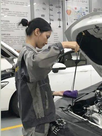 Nữ sinh Trung Quốc chiến thắng cuộc thi sửa ô tô, nhan sắc xinh đẹp càng 'gây sốc' hơn - ảnh 2