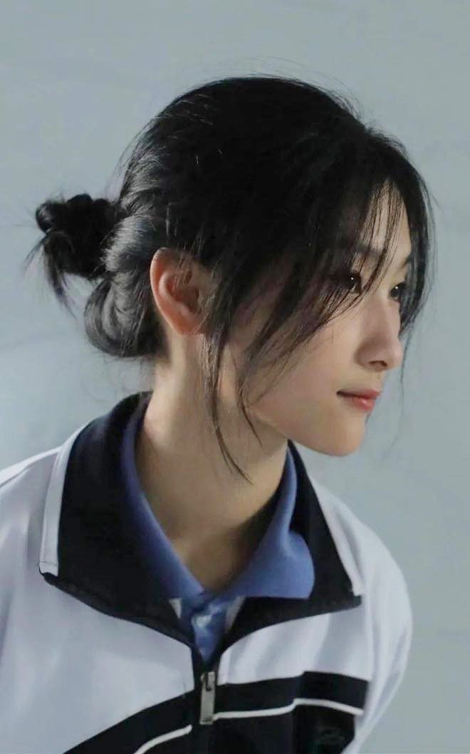 Gu Huijing gây sốt vì gương mặt xinh đẹp với các đường nét sắc sảo.