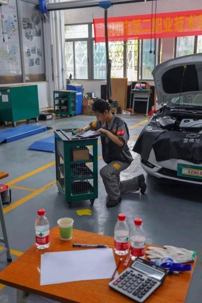 Nữ sinh Trung Quốc chiến thắng cuộc thi sửa ô tô, nhan sắc xinh đẹp càng 'gây sốc' hơn - ảnh 3