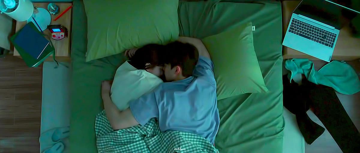 Muôn kiểu 'giường chiếu' trong phim cũng thua hậu trường tình tứ của cặp đôi 'Nevertheless' - ảnh 2