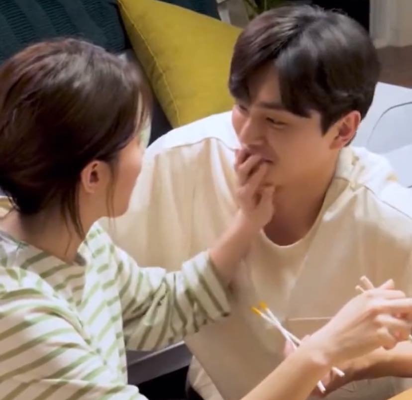 Trong phân cảnh đạo diễn chỉ yêu cầu hôn má, Song Kang lại tiến đến muốn hôn môi khiến Han So Hee bất ngờ và ngại ngùng.