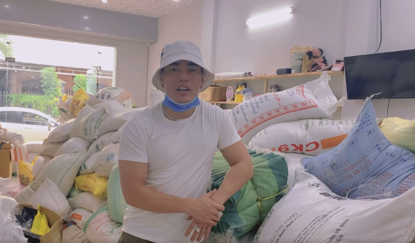 Lê Dương Bảo Lâm vừa mua 20 tấn gạo từ Đồng Tháp để mang về Đồng Nai hỗ trợ người dân khó khăn trong dịch bệnh
