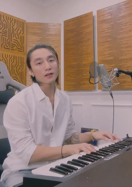 Sơn Tùng M-TP cover hit của Hari Won ngọt lịm nhưng mái tóc dài lạ lẫm mới là spotlight Sơn Tùng xuất hiện với mái tóc dài lạ lẫm...