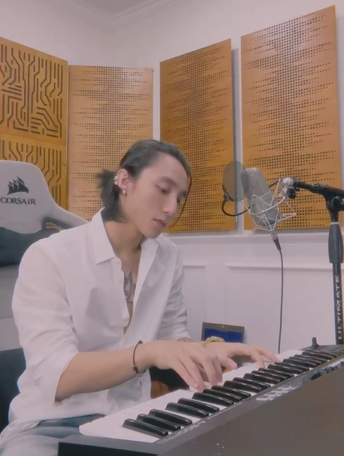 Sơn Tùng M-TP cover hit của Hari Won ngọt lịm nhưng mái tóc dài lạ lẫm mới là spotlight Sơn Tùng M-TP cover hit của Hari Won ngọt lịm nhưng mái tóc dài lạ lẫm mới là 'spotlight' - ảnh 1