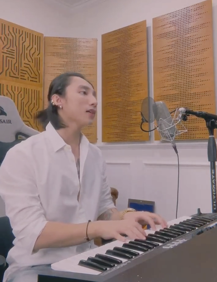 Sơn Tùng M-TP cover hit của Hari Won ngọt lịm nhưng mái tóc dài lạ lẫm mới là spotlight ...say sưa cover hit của 'Hạnh phúc mới' của Hari Won - ca khúc trong bộ phim 'Chàng trai năm ấy'.