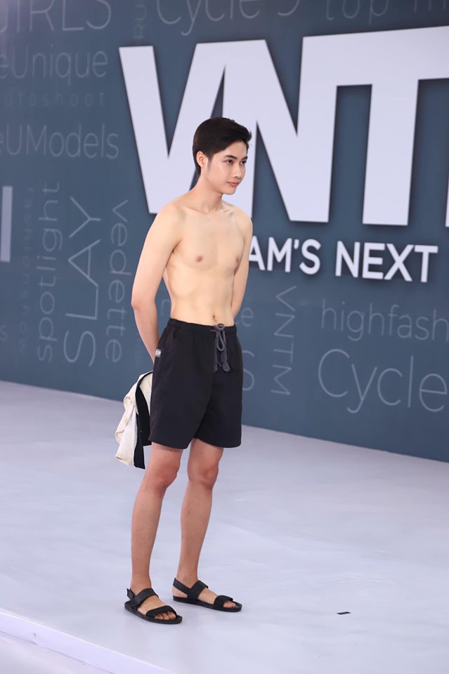 Anh chàng 'công tử bột' LuAn trong phần trình diễn catwalk khoe hình thể của mình tại Vietnam's Next Top Model