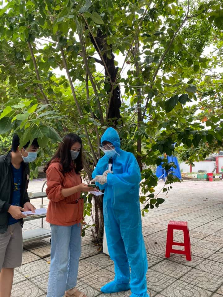 Gặp Lưu Hải Phong, chàng tình nguyện viên nhảy múa giúp em bé lấy mẫu xét nghiệm gây bão mạng xã hội