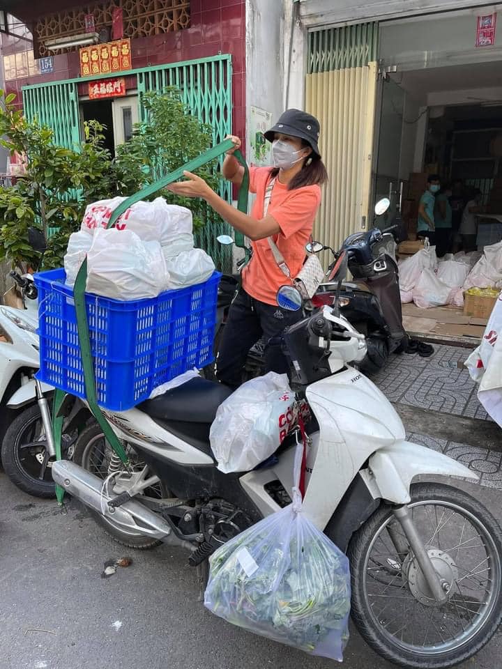 Hoa hậu H'Hen Niê hỗ trợ sắp xếp, hỗ trợ vận chuyển thực phẩm đến bệnh viện.