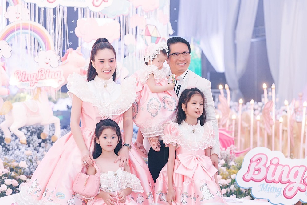 Gia đình hạnh phúc viên mãn của ca sĩ Đoàn Di Băng và doanh nhân Nguyễn Quốc Vũ