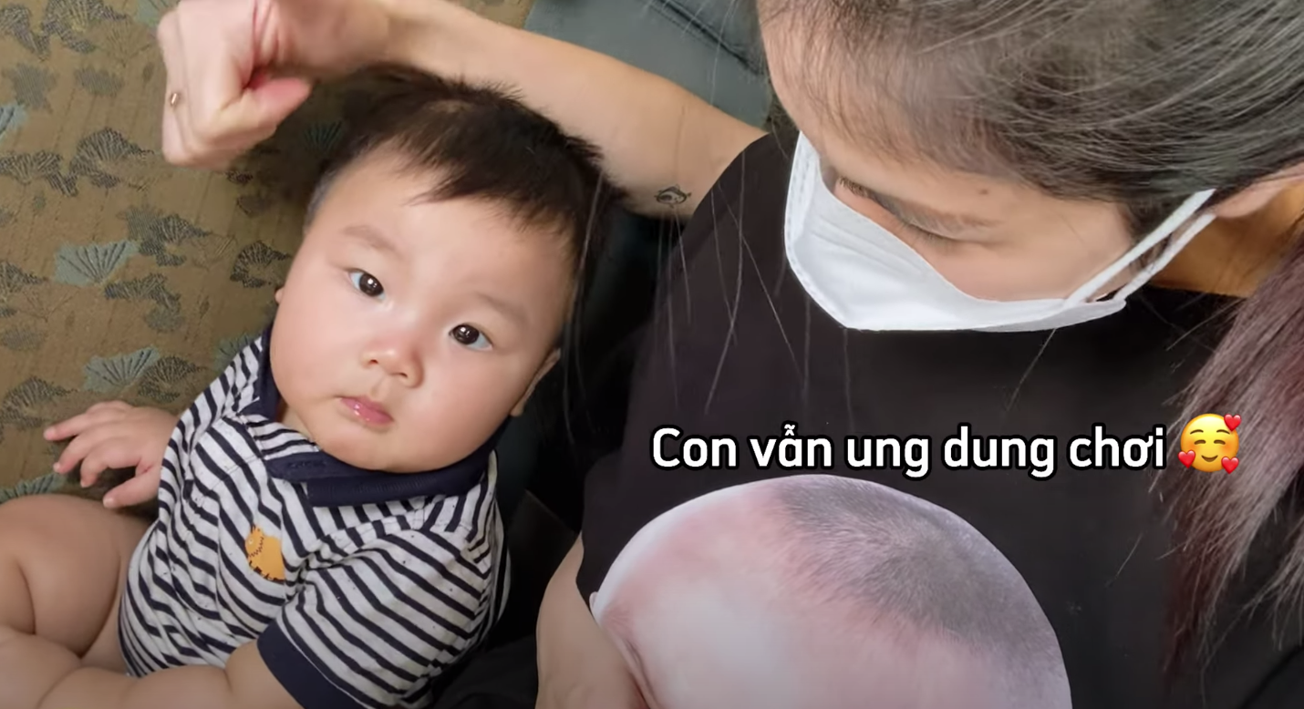 Bé Bo 8 tháng tuổi trong vòng tay của mẹ Hoà khi đi du lịch Phú Quốc